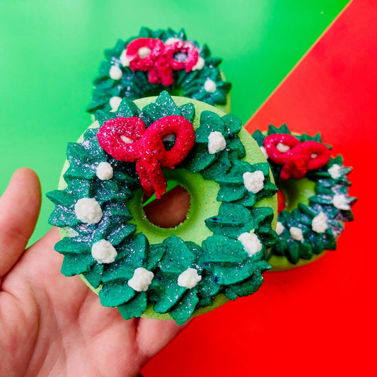 Christmas Wreath Topped Bath Bomb - Coal Harbour