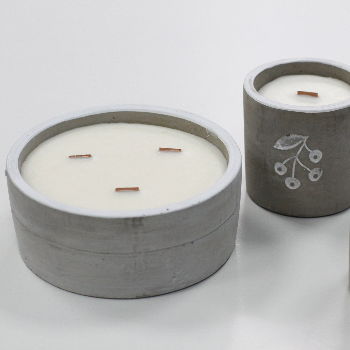 Concrete Wooden Wick Candle - Medium Pot - Berries - Juniper & Sweet Gin